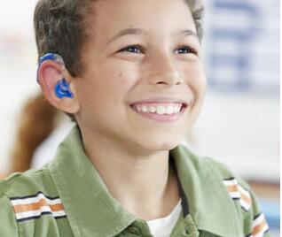 对筛选出来的听力障碍儿童作进一步听力损失的程度和性质的诊断，为听力障碍婴幼儿选合适的助听器。